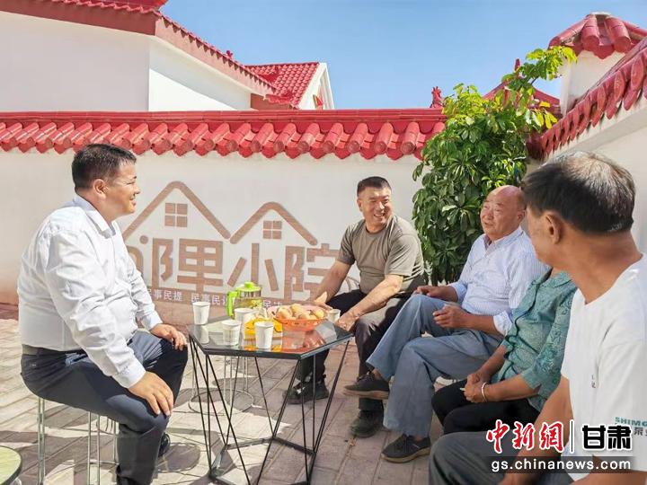 圖為依托“鄰里小院”議事模式開展議事活動，解決村民身邊的熱點難點問題。臨澤縣委宣傳部供圖