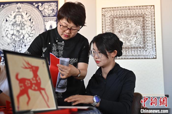 6月6日，在甘肅敦煌青年夜校課程中，青年學(xué)員學(xué)習(xí)敦煌非遺剪紙課程。李亞龍 攝