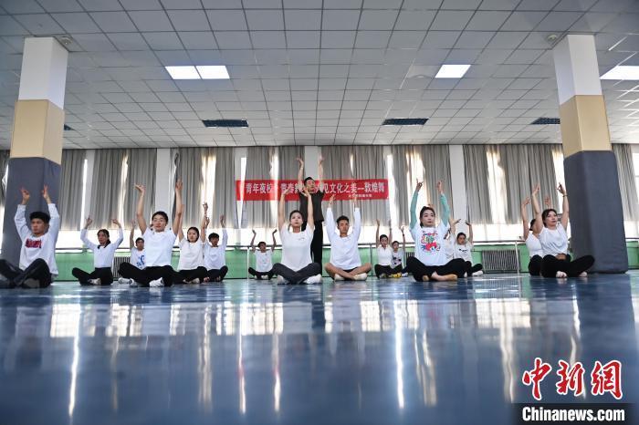 6月6日，在甘肅敦煌青年夜校課程中，青年學(xué)員學(xué)習(xí)敦煌舞課程。李亞龍 攝　　