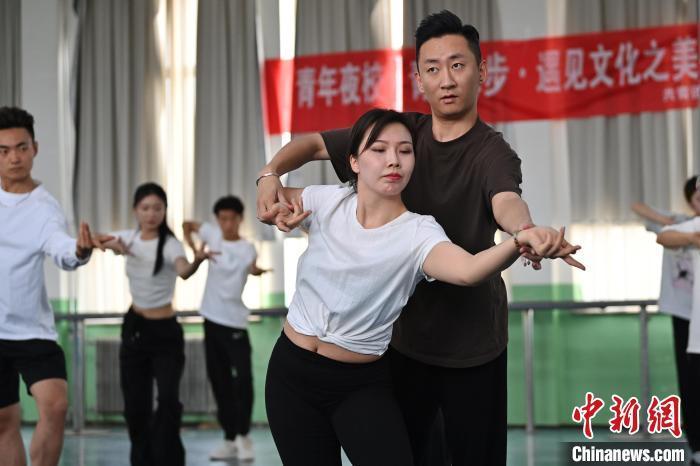 6月6日，在甘肅敦煌青年夜校課程中，學(xué)員學(xué)習(xí)敦煌舞課程。李亞龍 攝　　