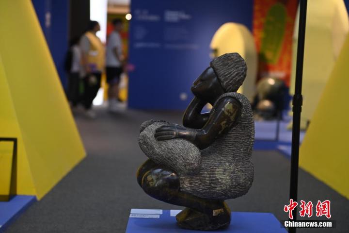 圖為游客參觀藝術展。中新社記者 李亞龍 攝</p>
<p>