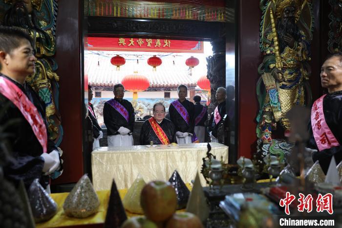 6月21日，“2024(甲辰年)兩岸共祭人文始祖伏羲典禮”在臺(tái)灣新北舉行。擔(dān)任主祭官的先嗇宮董事長(zhǎng)、中國(guó)國(guó)民黨前秘書(shū)長(zhǎng)李乾龍(中)出席典禮并擔(dān)任主祭官。中新社記者 張曉曦 攝