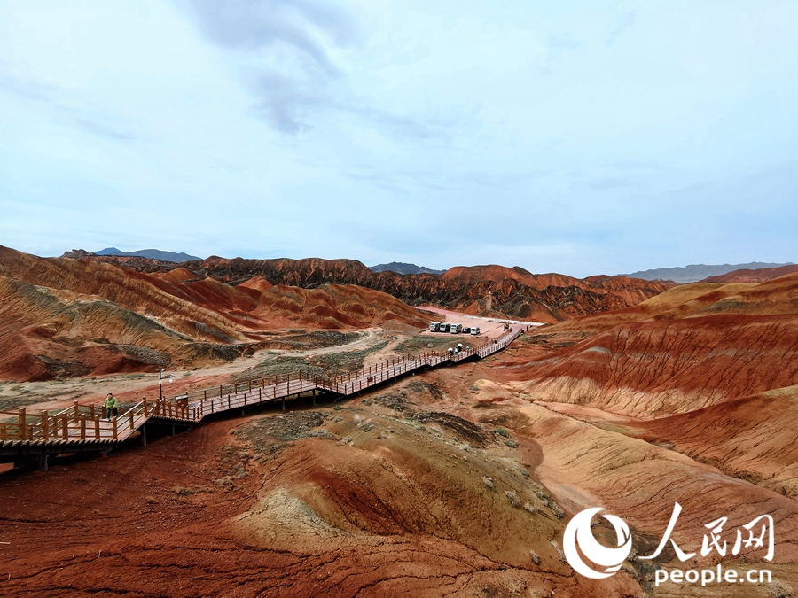  雨后的七彩丹霞，顏色格外艷麗。人民網(wǎng) 黃津曉虎攝