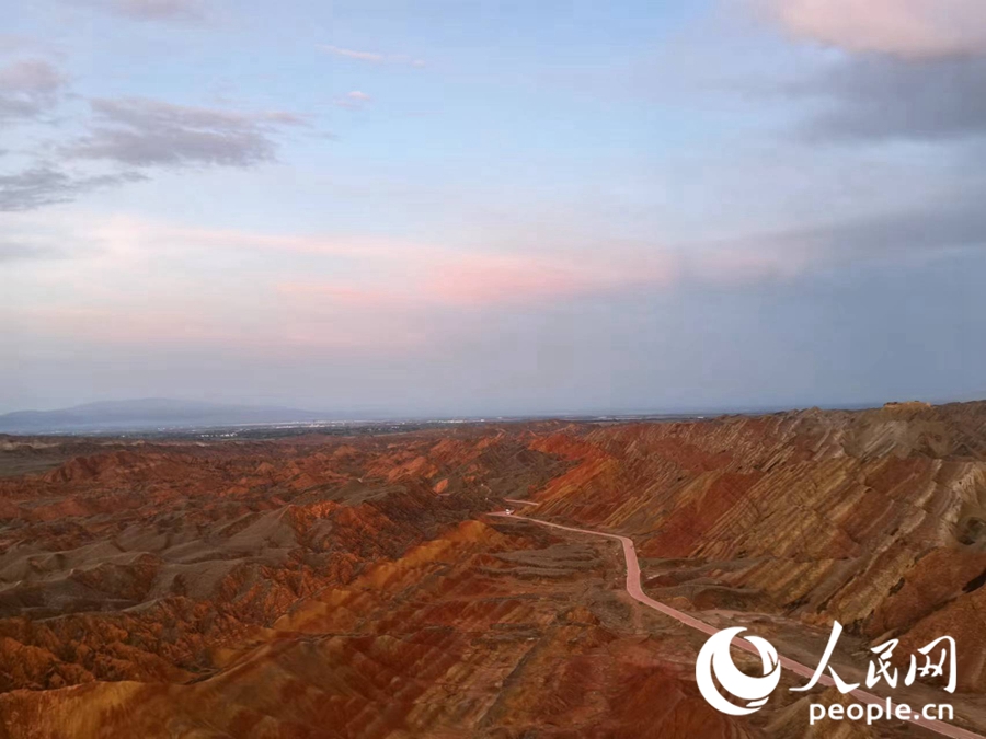 日落時(shí)分，余暉與丹霞交相輝映。人民網(wǎng)記者 唐嘉藝攝