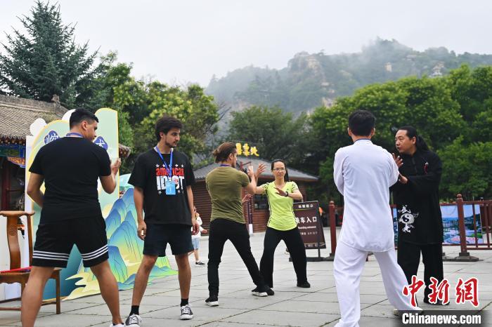 7月14日，甘肅省平?jīng)鍪嗅轻忌骄皡^(qū)內(nèi)，外籍武術(shù)愛(ài)好者學(xué)習(xí)崆峒派武術(shù)。7月13日至14日，“2024年北京體育大學(xué)第十五屆國(guó)際武術(shù)比賽交流大會(huì)暨首屆崆峒山國(guó)際武術(shù)大會(huì)”舉行，大會(huì)也在崆峒山景區(qū)進(jìn)行問(wèn)道崆峒、武術(shù)高級(jí)研修班、崆峒拜師等系列活動(dòng)。中新社記者 李亞龍 攝</p>
<p>