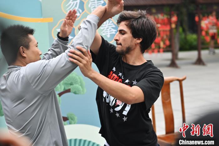 7月14日，甘肅省平?jīng)鍪嗅轻忌骄皡^(qū)內(nèi)，外籍武術(shù)愛(ài)好者(右)進(jìn)行忽雷太極拳切磋。7月13日至14日，“2024年北京體育大學(xué)第十五屆國(guó)際武術(shù)比賽交流大會(huì)暨首屆崆峒山國(guó)際武術(shù)大會(huì)”舉行，大會(huì)也在崆峒山景區(qū)進(jìn)行問(wèn)道崆峒、武術(shù)高級(jí)研修班、崆峒拜師等系列活動(dòng)。中新社記者 李亞龍 攝</p>
<p>