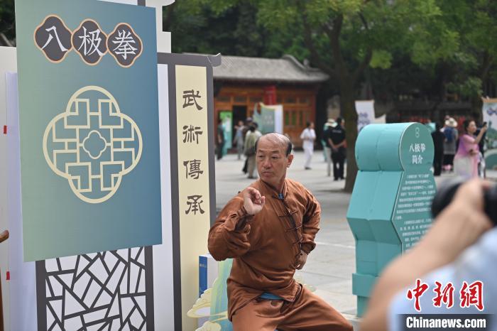 7月14日，甘肅省平?jīng)鍪嗅轻忌骄皡^(qū)內(nèi)，八極拳傳承人展示八極拳。7月13日至14日，“2024年北京體育大學(xué)第十五屆國(guó)際武術(shù)比賽交流大會(huì)暨首屆崆峒山國(guó)際武術(shù)大會(huì)”舉行，大會(huì)也在崆峒山景區(qū)進(jìn)行問(wèn)道崆峒、武術(shù)高級(jí)研修班、崆峒拜師等系列活動(dòng)。中新社記者 李亞龍 攝</p>
<p>