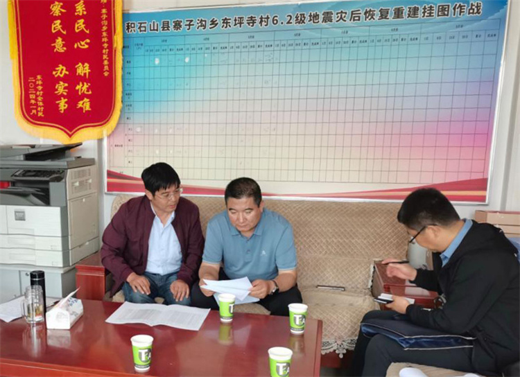 州縣紀(jì)委監(jiān)委機(jī)關(guān)聯(lián)合督查組對(duì)下沉干部 、駐村干部 、包村組長(zhǎng)、村干部 “四級(jí)”干部履職到崗情況，以及工作日志和民情臺(tái)賬、訴求臺(tái)賬進(jìn)行日常監(jiān)督檢查，壓實(shí)工作責(zé)任。.jpg