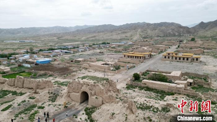 7月13日，位于山丹漢明長(zhǎng)城遺址里的硤口古城。(無(wú)人機(jī)圖片) 　九美旦增 攝