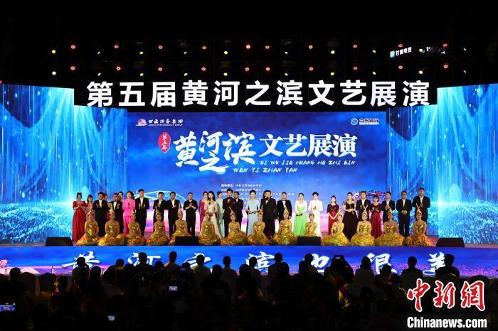 7月19日晚，第五屆黃河之濱文藝展演在蘭州體育文化廣場開幕。張曦予 攝