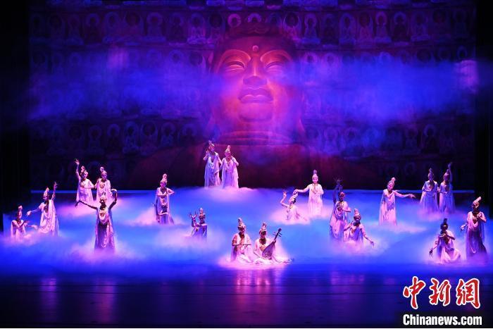 7月18日晚，中國經(jīng)典舞劇《絲路花雨》在甘肅蘭州黃河劇院進(jìn)行演出。中國經(jīng)典舞劇《絲路花雨》迎來45周年，7月17日-8月4日在蘭州開啟為期多天的駐場演出。該舞劇取材于敦煌莫高窟壁畫，集中國霓裳羽衣舞、敦煌舞、印度舞、黑巾舞、波斯馬鈴舞等于一身，自1979年演出至今，該劇先后在40多個國家和地區(qū)演出近4000場，觀眾550多萬人次。中新社記者 李亞龍 攝</p>
<p>