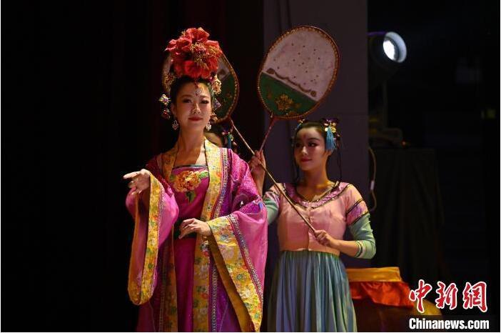 7月18日晚，中國經(jīng)典舞劇《絲路花雨》在甘肅蘭州黃河劇院進(jìn)行演出。中國經(jīng)典舞劇《絲路花雨》迎來45周年，7月17日-8月4日在蘭州開啟為期多天的駐場演出。該舞劇取材于敦煌莫高窟壁畫，集中國霓裳羽衣舞、敦煌舞、印度舞、黑巾舞、波斯馬鈴舞等于一身，自1979年演出至今，該劇先后在40多個國家和地區(qū)演出近4000場，觀眾550多萬人次。中新社記者 李亞龍 攝</p>
<p>