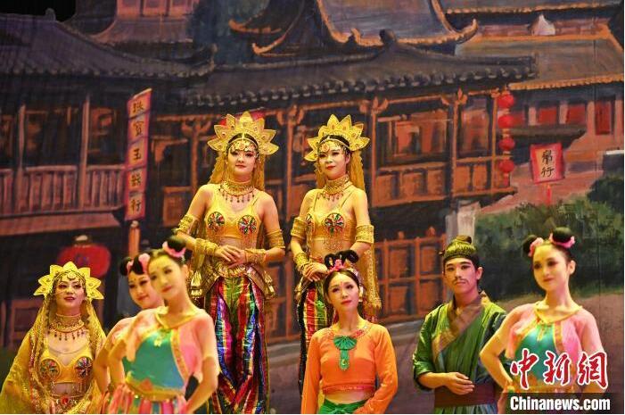 7月18日晚，中國經(jīng)典舞劇《絲路花雨》在甘肅蘭州黃河劇院進(jìn)行演出。中國經(jīng)典舞劇《絲路花雨》迎來45周年，7月17日-8月4日在蘭州開啟為期多天的駐場演出。該舞劇取材于敦煌莫高窟壁畫，集中國霓裳羽衣舞、敦煌舞、印度舞、黑巾舞、波斯馬鈴舞等于一身，自1979年演出至今，該劇先后在40多個國家和地區(qū)演出近4000場，觀眾550多萬人次。中新社記者 李亞龍 攝</p>
<p>