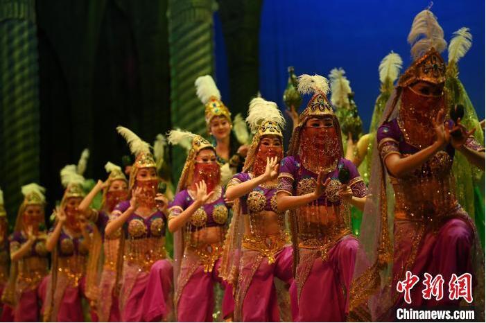 7月18日晚，中國經(jīng)典舞劇《絲路花雨》在甘肅蘭州黃河劇院進(jìn)行演出。中國經(jīng)典舞劇《絲路花雨》迎來45周年，7月17日-8月4日在蘭州開啟為期多天的駐場演出。該舞劇取材于敦煌莫高窟壁畫，集中國霓裳羽衣舞、敦煌舞、印度舞、黑巾舞、波斯馬鈴舞等于一身，自1979年演出至今，該劇先后在40多個國家和地區(qū)演出近4000場，觀眾550多萬人次。中新社記者 李亞龍 攝</p>
<p>