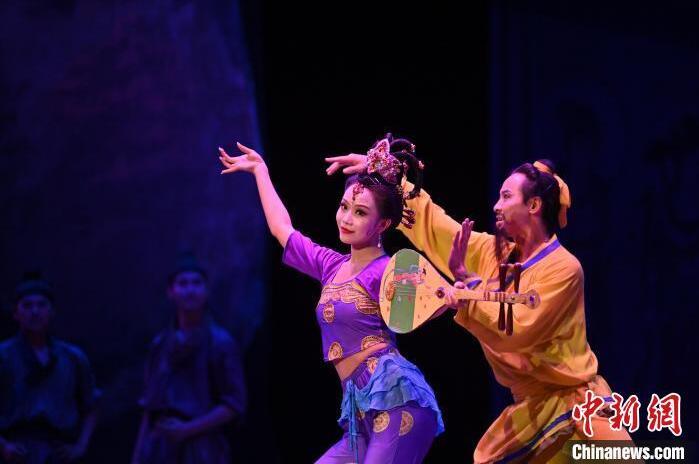 7月18日晚，中國經(jīng)典舞劇《絲路花雨》在甘肅蘭州黃河劇院進(jìn)行演出。中國經(jīng)典舞劇《絲路花雨》迎來45周年，7月17日-8月4日在蘭州開啟為期多天的駐場演出。該舞劇取材于敦煌莫高窟壁畫，集中國霓裳羽衣舞、敦煌舞、印度舞、黑巾舞、波斯馬鈴舞等于一身，自1979年演出至今，該劇先后在40多個國家和地區(qū)演出近4000場，觀眾550多萬人次。中新社記者 李亞龍 攝</p>
<p>