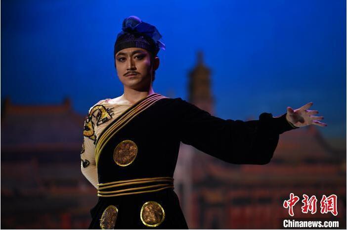 7月18日晚，中國經(jīng)典舞劇《絲路花雨》在甘肅蘭州黃河劇院進(jìn)行演出。中國經(jīng)典舞劇《絲路花雨》迎來45周年，7月17日-8月4日在蘭州開啟為期多天的駐場演出。該舞劇取材于敦煌莫高窟壁畫，集中國霓裳羽衣舞、敦煌舞、印度舞、黑巾舞、波斯馬鈴舞等于一身，自1979年演出至今，該劇先后在40多個國家和地區(qū)演出近4000場，觀眾550多萬人次。中新社記者 李亞龍 攝