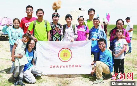 圖為蘭州大學文化行者團隊走進民族社區(qū)。(資料圖)蘭州大學供圖