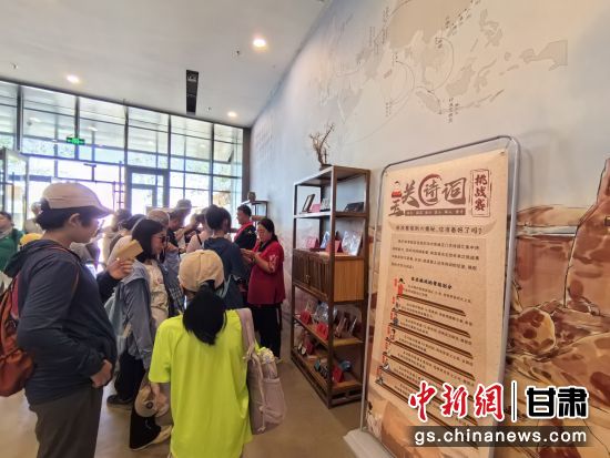 近日，玉門關(guān)遺址景區(qū)開啟了一場精彩紛呈的玉關(guān)詩詞挑戰(zhàn)賽，吸引眾多游人參與其中。玉門關(guān)遺址景區(qū)供圖