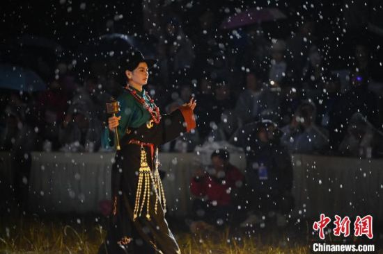 圖為2024年8月6日晚大賽現(xiàn)場模特進(jìn)行比賽。李亞龍 攝