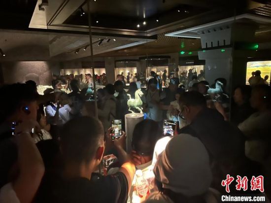 8月17日至23日，“濃濃民族情 兩岸一家親”臺(tái)灣同胞參訪團(tuán)甘肅行交流活動(dòng)在甘肅展開。圖為臺(tái)胞參觀甘肅省博物館。中新社記者 閆姣 攝