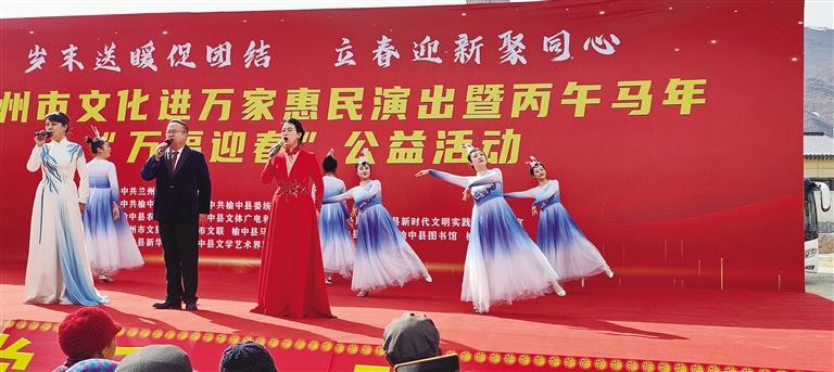 萬(wàn)福迎春送歡樂(lè) 翰墨傳情潤(rùn)山鄉(xiāng)