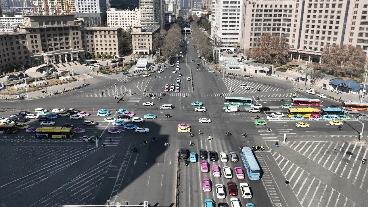 這里的交警N多操作，主打一個(gè)“暢通無阻”