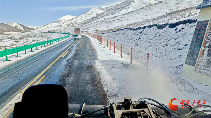 五一假期遇雨雪天氣 武威公路人堅(jiān)守保暢通
